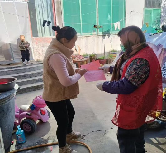 济宁市任城区二十里铺街道师王营村开展“散煤禁烧宣传入户 守护乡村生态环境”活动